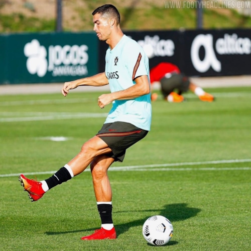 Nike Mercurial Superfly CR7 100 Goals - Thiết kế độc quyền kỷ niệm 100 bàn thắng của Ronaldo