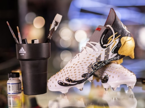 adidas kỉ niệm lần ghi bàn thứ 100 của Ellen White bằng phiên bản Predator Freak đặc biệt