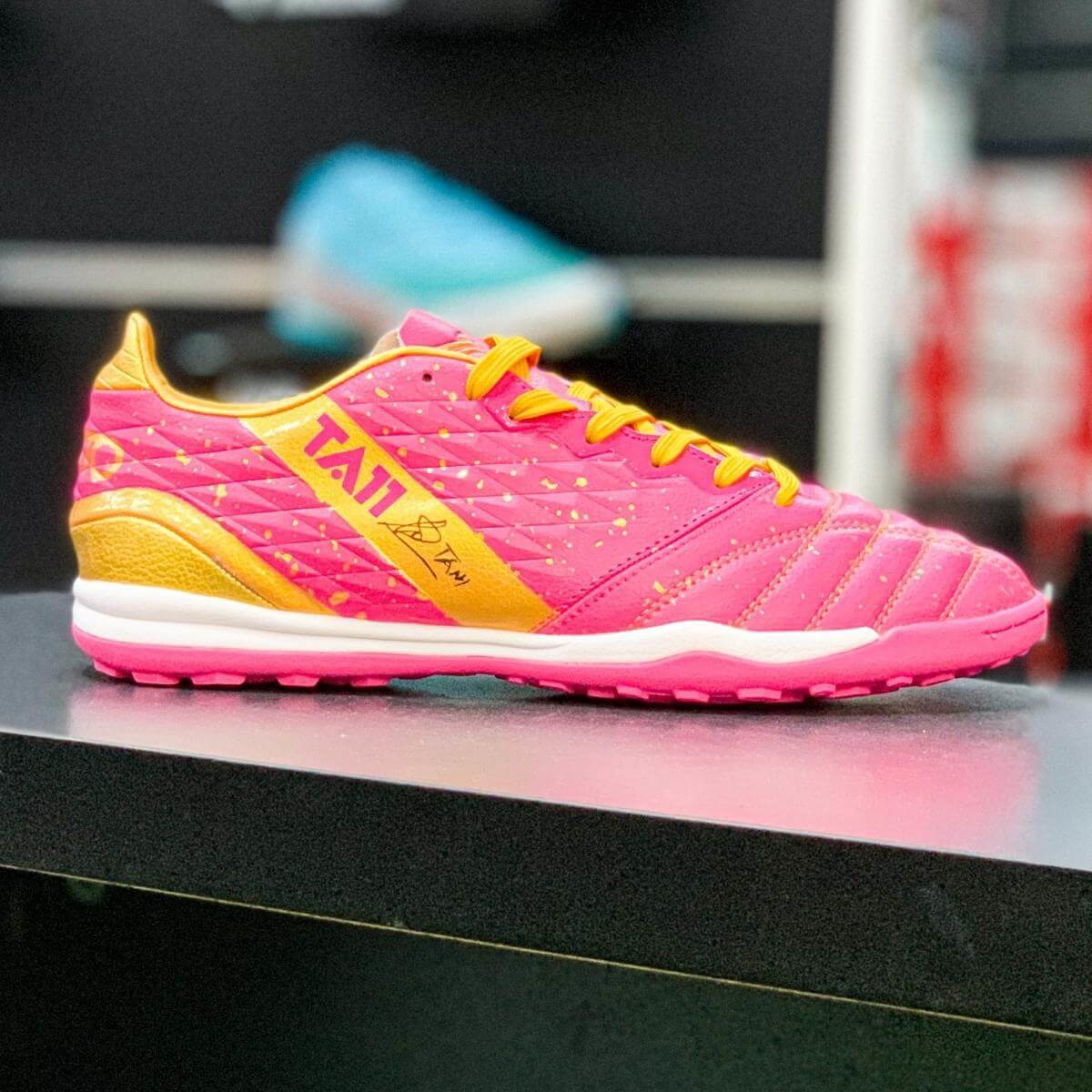 Giày Đá Bóng, Giày 3 Sọc Đá Banh Sân Cỏ Nhân Tạo Giá Rẻ Dành Cho Nam Nữ Thể  Thao Bóng Đá Htsport giá rẻ nhất tháng 9/2023