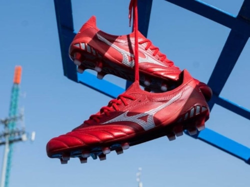 Mizuno ra mắt bộ sưu tập giày đá bóng  “Passion Red” rực rỡ sân cỏ