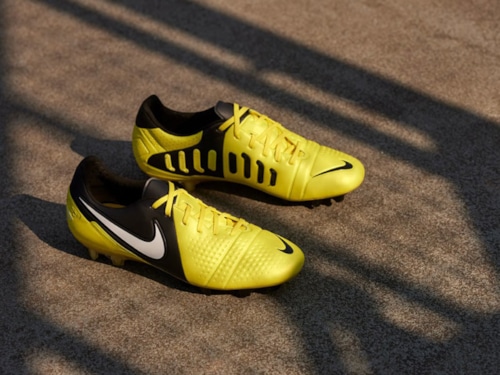 Nike tái hiện lại lịch sử với dòng giày bóng đá CTR 360 Maestri III
