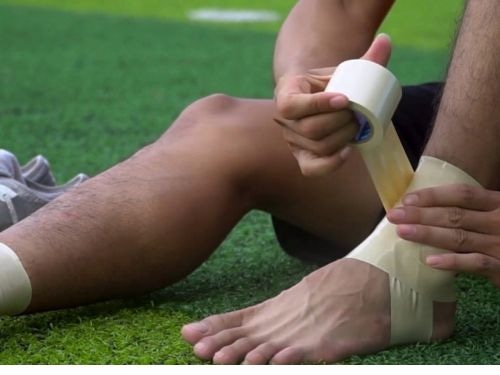 Hướng dẫn 4 cách sử dụng băng keo thể thao đúng chuẩn kỹ thuật