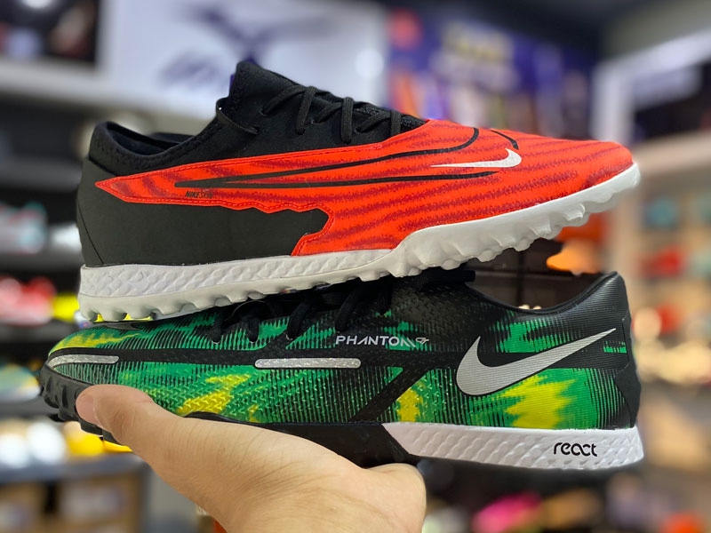 So sánh 2 thế hệ kiểm soát bóng Nike Phantom GX Pro TF và Phantom GT2 Pro TF