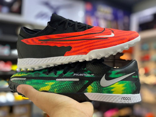 So sánh 2 thế hệ kiểm soát bóng Nike Phantom GX Pro TF và Phantom GT2 Pro TF