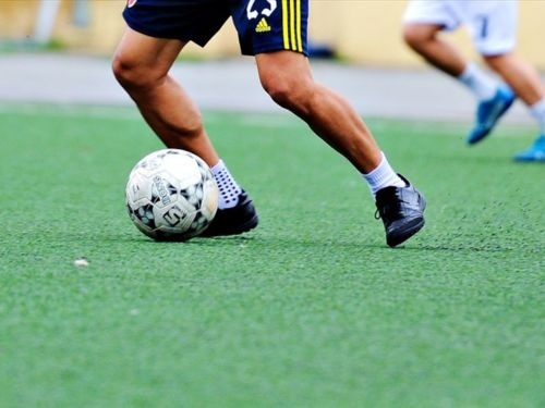 Giày đá bóng cỏ nhân tạo nhanh bị mòn đế là do đâu? Cách khắc phục