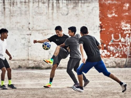 Cách chọn giày đá bóng chơi sân bê tông và sân đất
