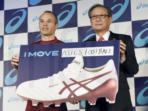 Andrés Iniesta và thương hiệu giày đá bóng Asics