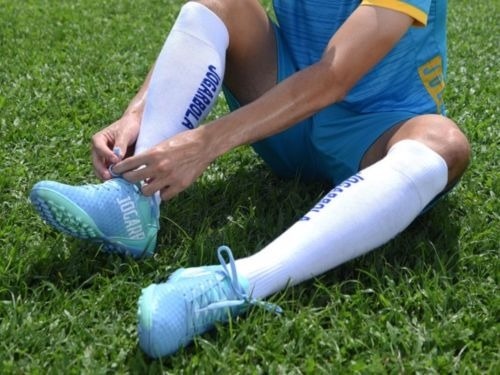 Những Sai Lầm Thường Gặp Khi Chọn Giày Đá Bóng Cho Sân Cỏ Nhân Tạo
