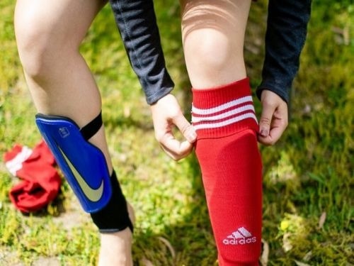 Các Phụ Kiện Không Thể Thiếu Bảo Vệ Cơ Thể Khi Chơi Đá Bóng