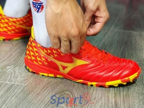 Hướng dẫn chọn giày đá bóng cho form chân bè
