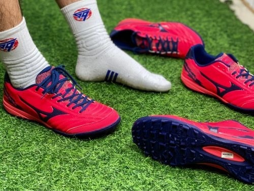 Săn sale tháng 4 - Mua giày đá bóng Mizuno giá siêu hời
