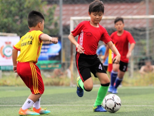Những sai lầm phổ biến khi chọn giày đá bóng cho trẻ em