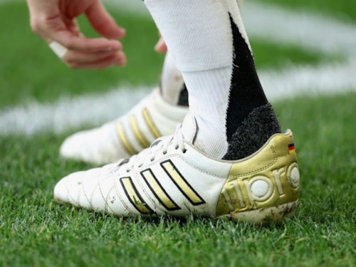 Adidas tri ân huyền thoại Toni Kroos: Đổi tên Adipure 11Pro thành TK 11 Pro