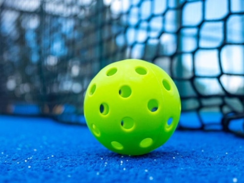 Bóng pickleball làm bằng gì? Tìm hiểu các loại bóng pickleball hiện nay
