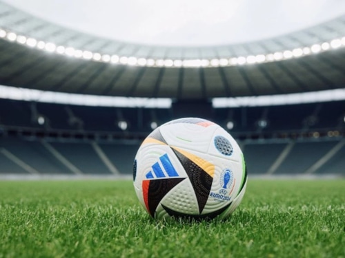 Phân biệt quả bóng đá sân cỏ nhân tạo và sân futsal