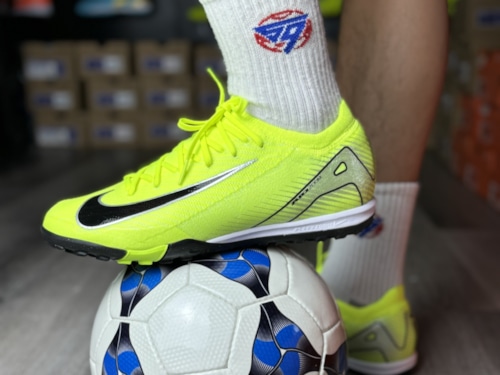 Đại chiến tốc độ: Nike Mercurial Vapor 16 Pro đối đầu Adidas F50 Pro TF