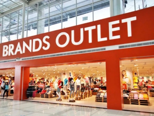 Hàng outlet là gì? Có nên mua giày đá bóng outlet giá rẻ?