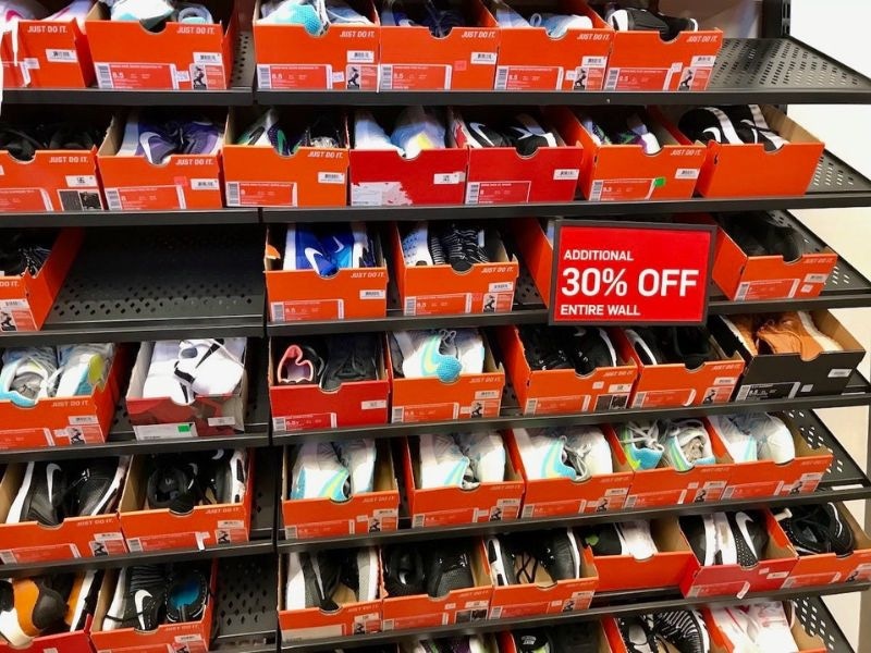 Hàng Outlet là hàng lỗi hay thanh lý? Tìm hiểu chi tiết về giày đá bóng outlet