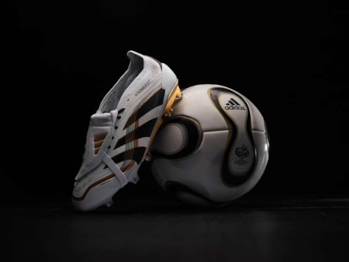 Adidas ra mắt giày bóng đá Predator Teamgeist lấy cảm hứng từ quả bóng đá World Cup 2006