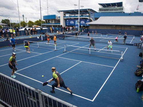 Sự khác nhau khi chơi Pickleball trong nhà và ngoài trời