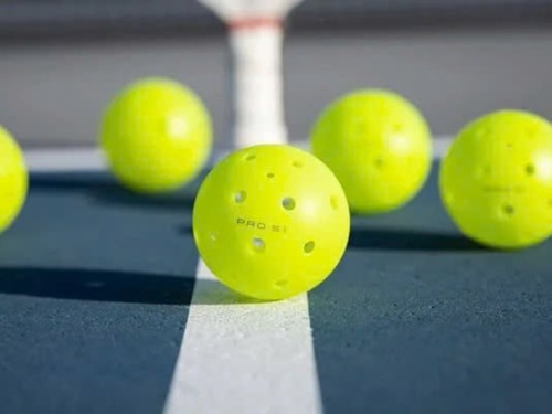 Bóng pickleball có mấy loại? Những điều cần biết khi chọn mua bóng pickleball