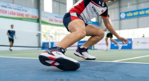 Tối ưu di chuyển ngang và giữ thăng bằng trên sân Pickleball: Phân tích cấu trúc đế ngoài và hỗ trợ mắt cá chân từ giày chuyên dụng 2026.