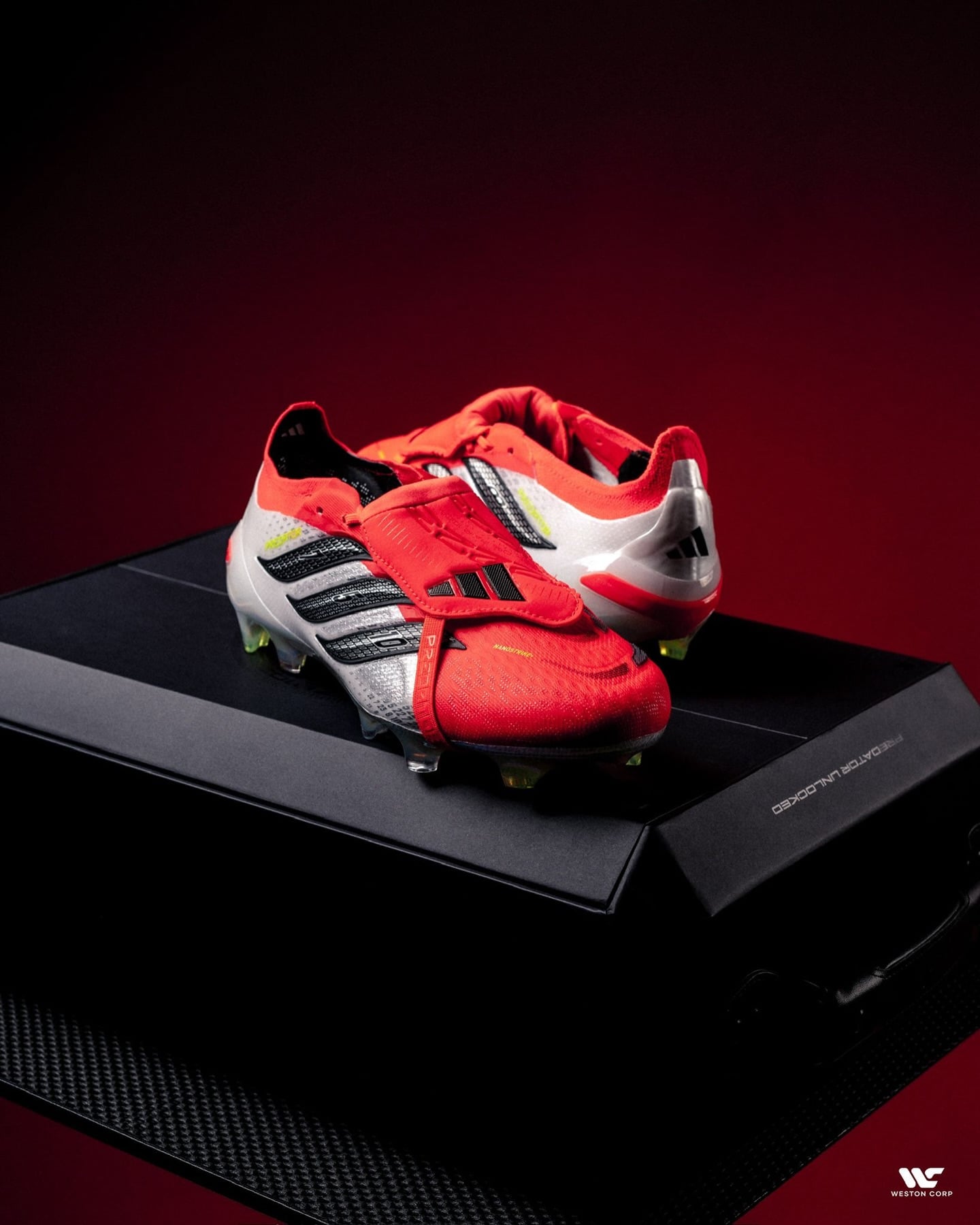 Giày đá bóng Adidas Predator
