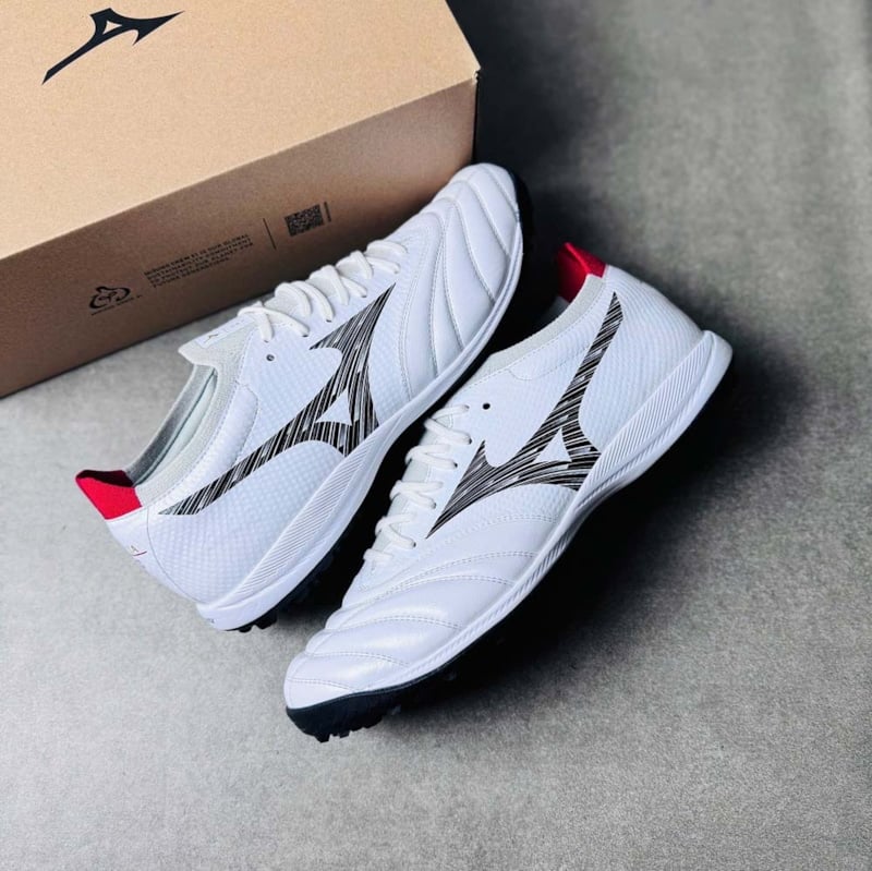 Review Mizuno Morelia Neo 5 Beta Pro TF: Phiên bản lưỡi gà liền mới nhất 2026