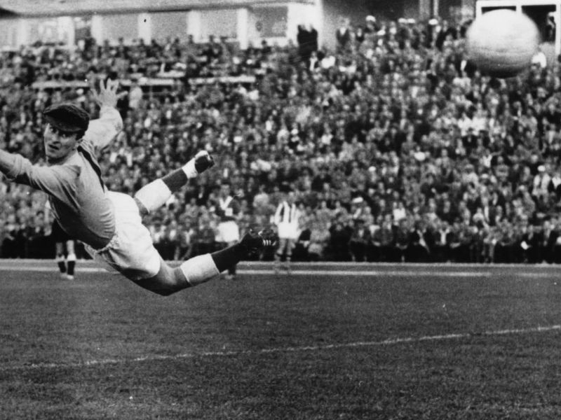 Bóng đá phổ biến trên khắp thế giới với luật chơi đơn giản, tinh thần đồng đội