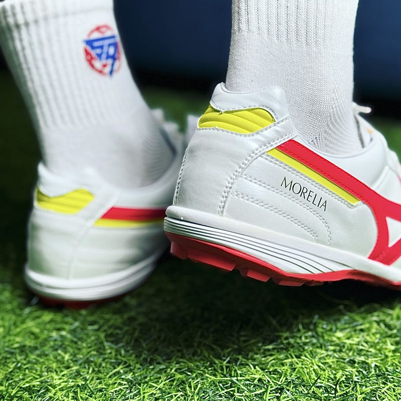Giày đá bóng Mizuno Morelia Sala Japan TF - Trắng/Đỏ/Vàng - Q1GB230064