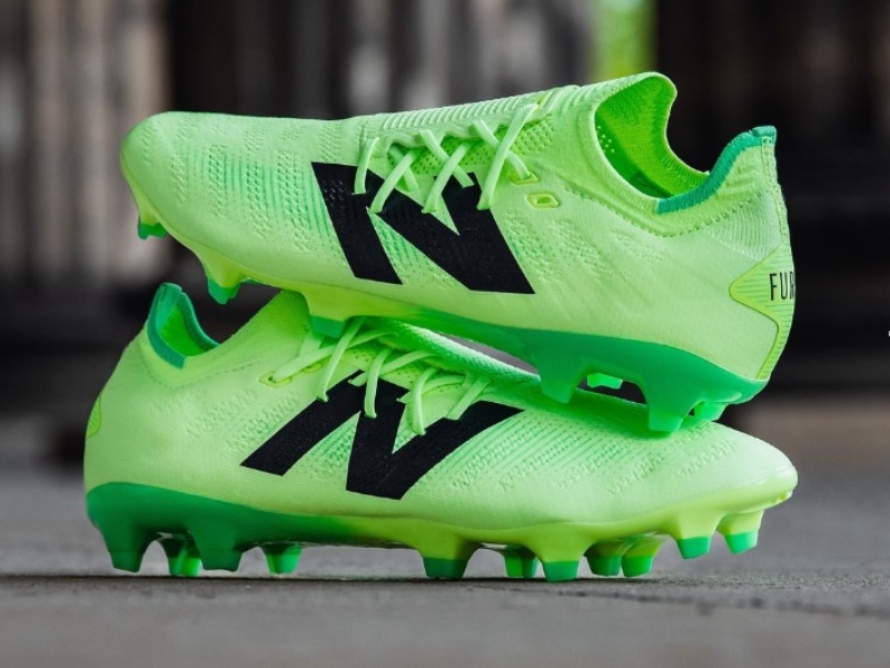 giày bóng đá New Balance