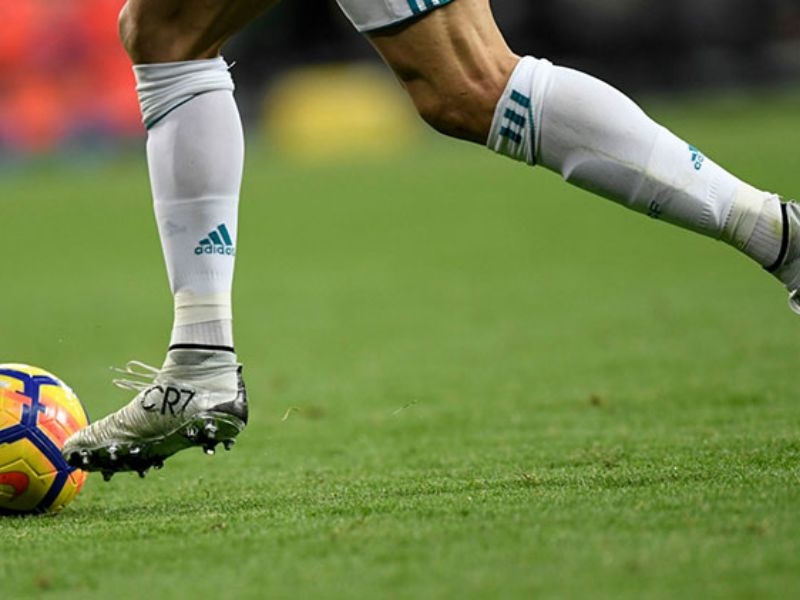 Sử dụng tất dài trong bóng đá