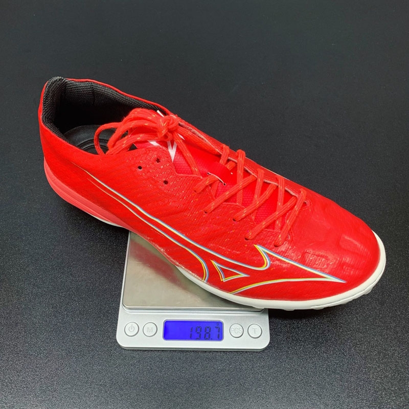 Soi trọng lượng giày đá bóng alpha pro