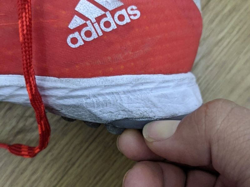 Tình trạng hở keo đế được ví như truyền thống gia đình của adidas