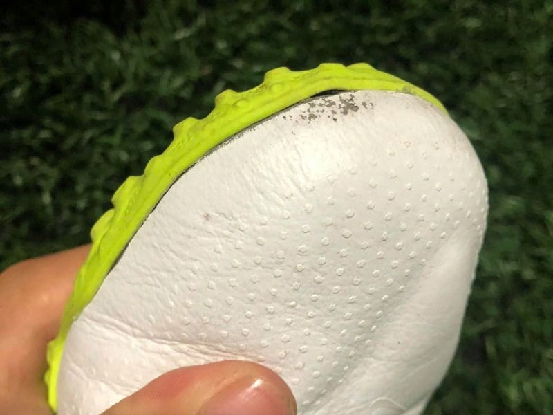 Nike Tiempo 9 cũng từng là mẫu giày dính nhiều tai tiếng trong giới bóng phủi