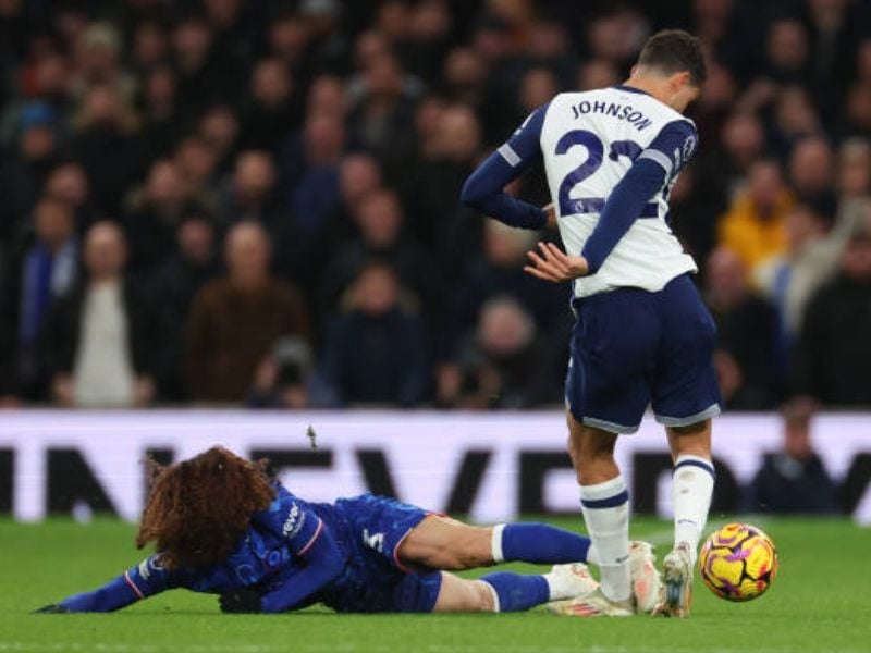 Cucurella liên tục trượt ngã từ những phút đầu tiên