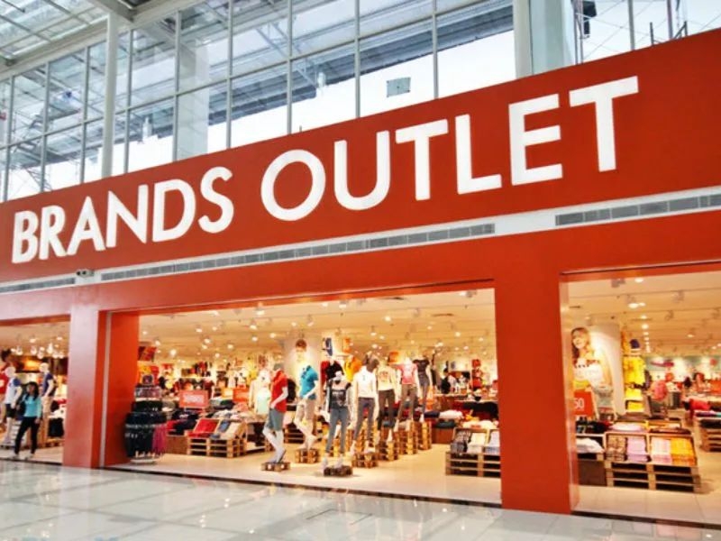 Hàng outlet là gì? có nên mau giày đá bóng outlet giá rẻ?