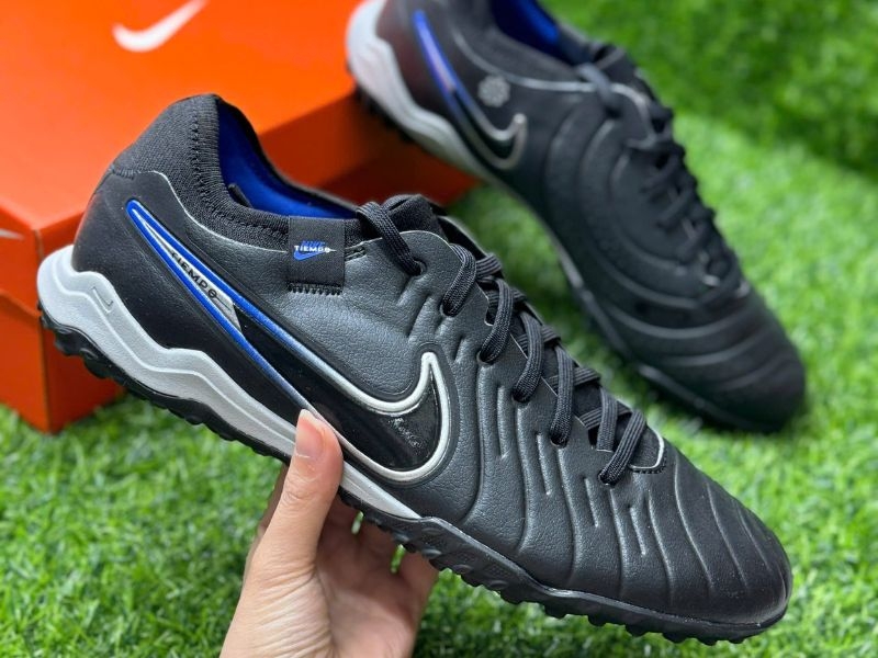 Giày đá bóng outlet thường có giá thành rẻ hơn