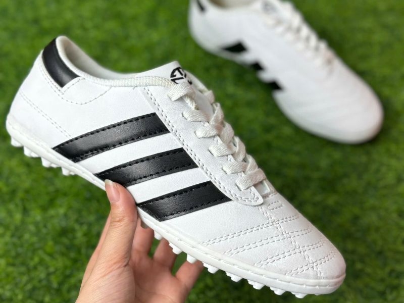 Giày 3 sọc CT3 có phần ôm hơn do chất liệu da tổng hợp