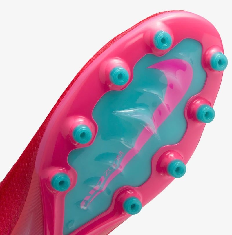 Giày đá bóng đinh AG có mật độ phân bố thưa hơn và chiều dài cao hơn TF