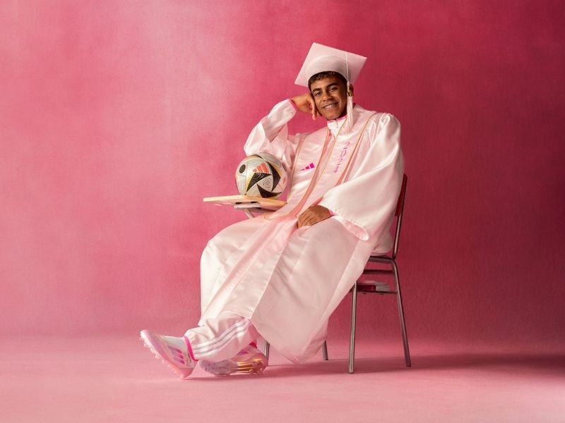 adidas thửa riêng đôi giày có chữ kí đầu tiên dành cho Yamal