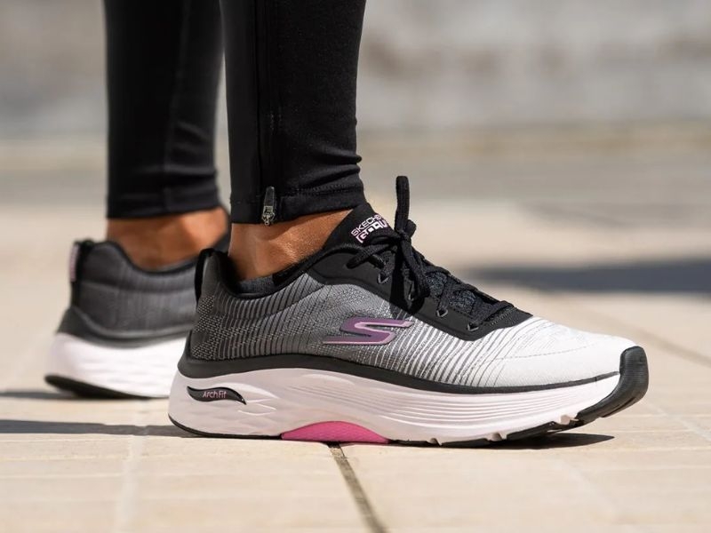 Skechers là một trong những thương hiệu giày được yêu thích nhất tại thị trường Mỹ, chỉ sau thương hiệu Nike