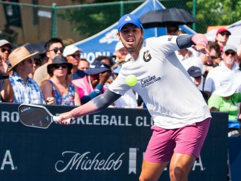 Ben tình cờ cầm thử vợt pickleball lần đầu tiên và ngay lập tức bị cuốn hút