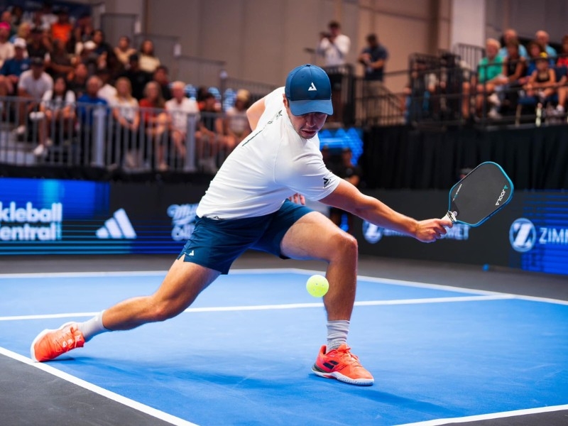 Có nên dùng giày chạy bộ để chơi pickleball không?