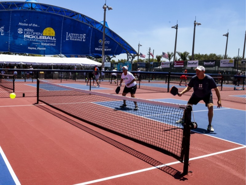 Giày pickleball chuyên dụng được thiết kế phù hợp với mặt sân pickleball