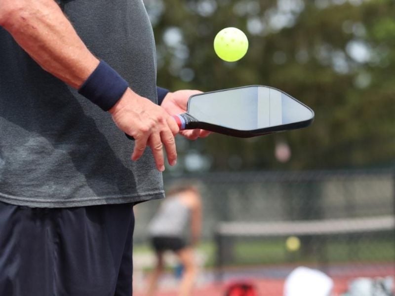 Đau cổ tay là một trong những chấn thương thường gặp khi chơi pickleball