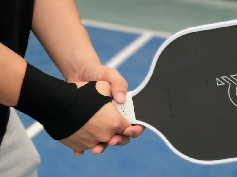 Đánh pickleball bị đau cổ tay có nguy hiểm không?