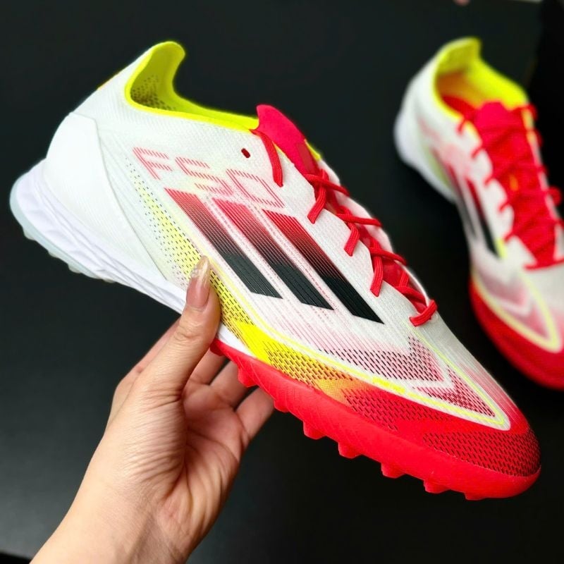 Adidas F50 Pro TF ứng dụng cộng nghệ đệm Lighstrike