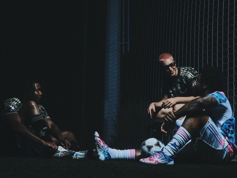 Adidas Originals Samba và Trang Phục BAPE