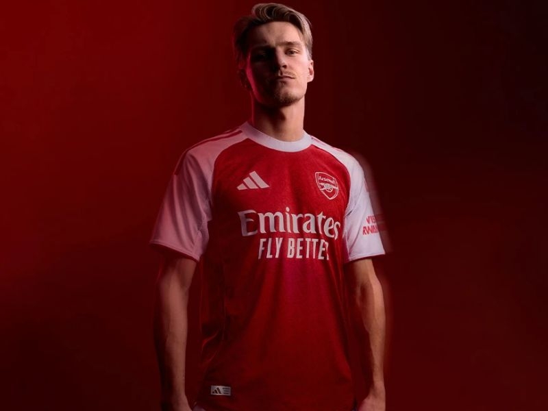 Áo bóng đá sân nhà Arsenal